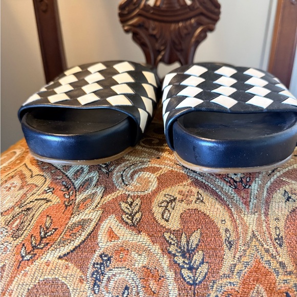 Beek Pelican Leather Slide. Woven.Black -Cream Size 9 EUC memory foam bed - Picture 9 of 15